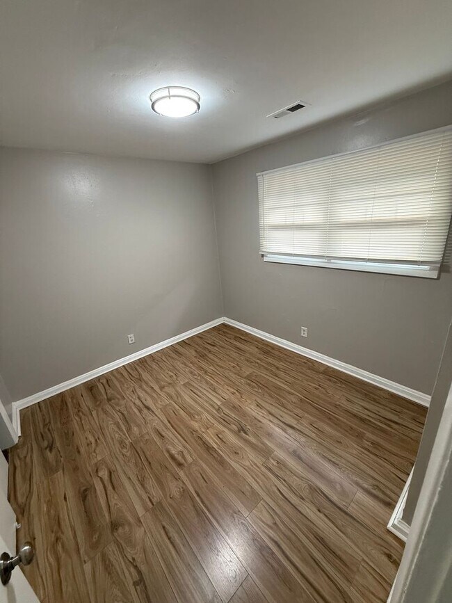 Building Photo - POL03