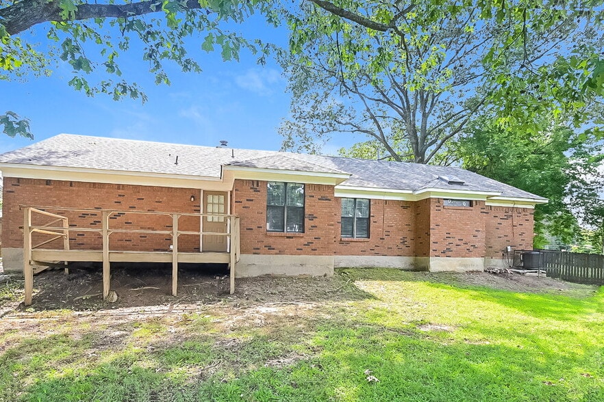 Building Photo - 6594 Pine Top Cir N