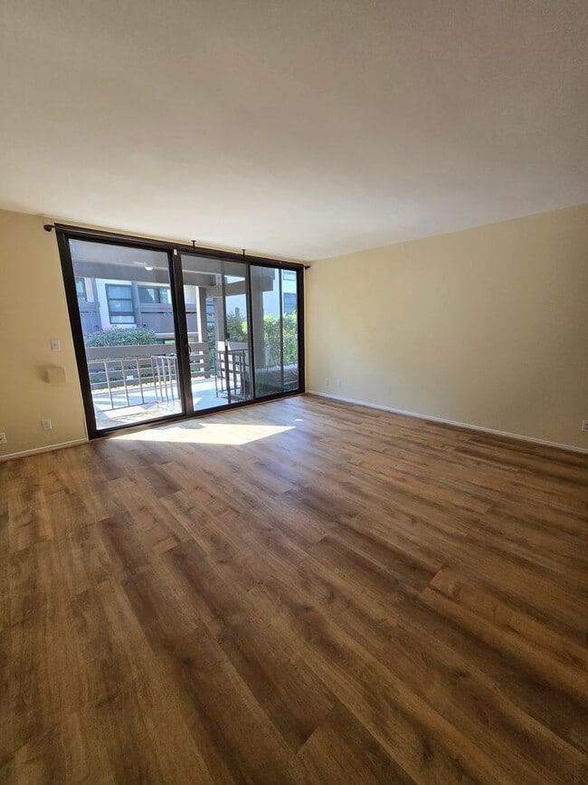 Building Photo - 3 Bedroom Apartment near to LMU, minutes t...
