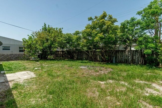 Building Photo - 5409 NE 4th Ave