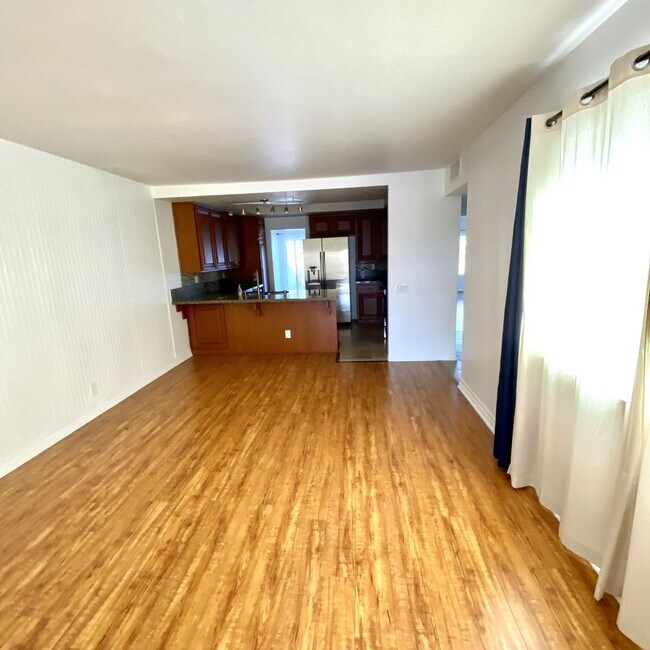 Building Photo - Beautiful - Upgraded 3 Bedroom Townhome - Excellent location