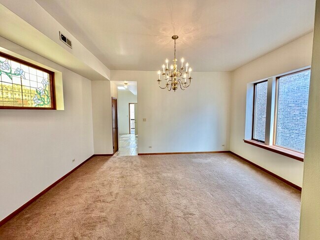 Building Photo - 928 W Leland Ave
