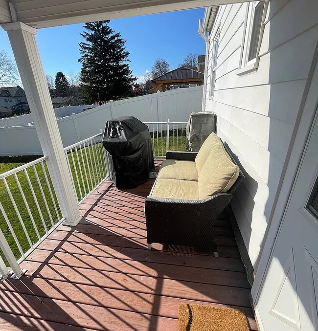 Building Photo - Beautiful house that features a master bedroom on the first floor