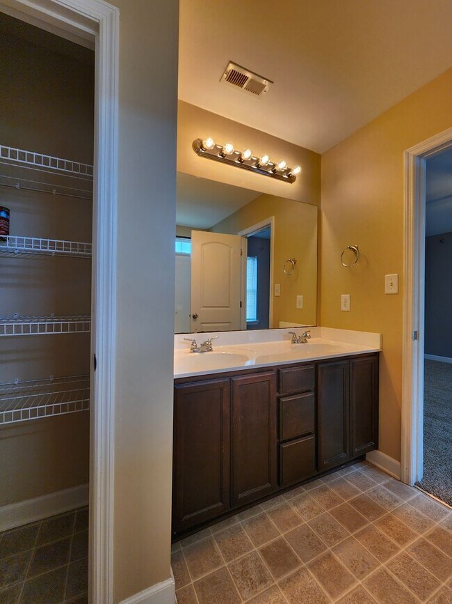 Building Photo - 208 Lockwood Ct