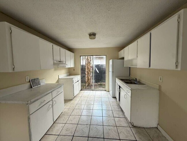 Building Photo - 1104 NW 8th Ave