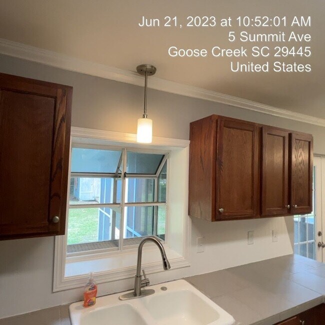 Building Photo - Relaxed Living with Spacious Yard in Goose...
