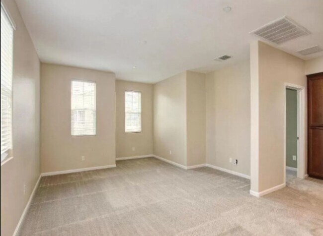 Building Photo - Beautiful and Sunny Home in Roseville Awaits!