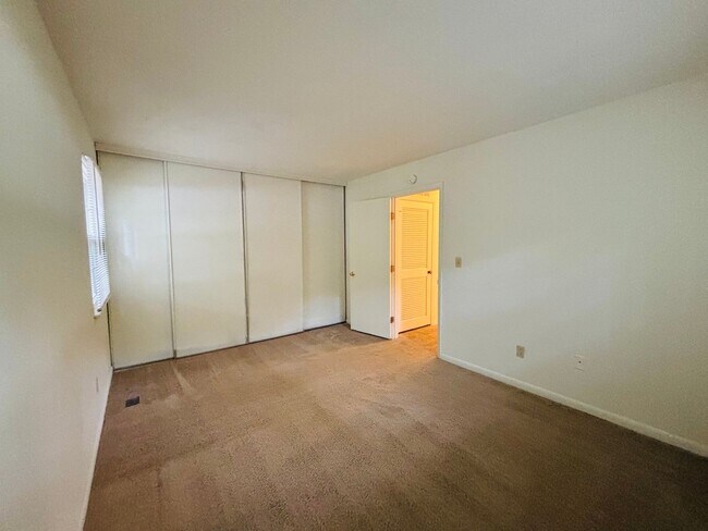 Building Photo - 446 Marlington St
