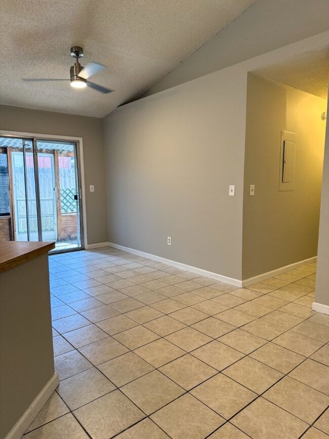Building Photo - Charming 3/2 in Orange Park