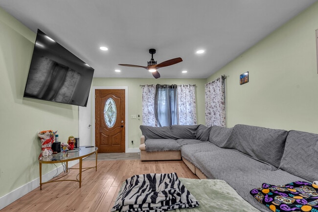Building Photo - 6641 Peach Tree St