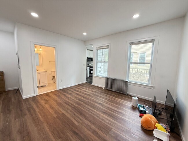 Building Photo - 81 Alder St