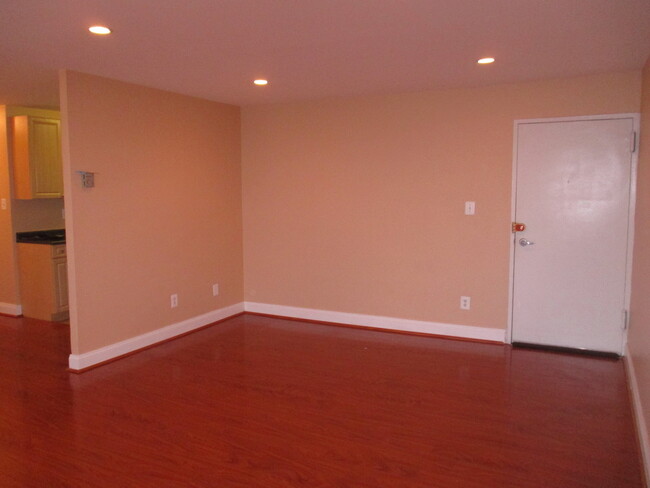 Building Photo - Beautiful 1 Bedroom Condo in Hyattsville!