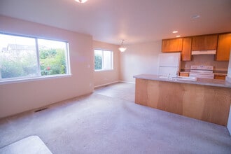 Building Photo - Modern Apartment in Central Location