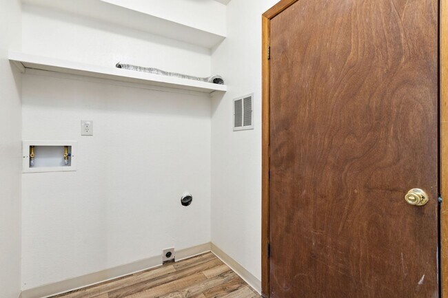 Building Photo - 514 Strachan Dr