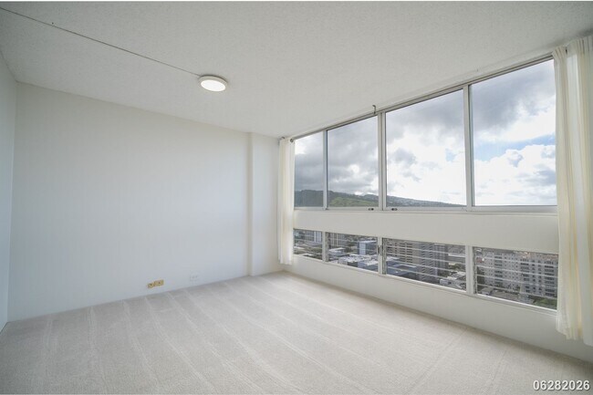Building Photo - 2 Bd/2 Ba/1 Parking Condo in Banyan Tree Plaza, Honolulu