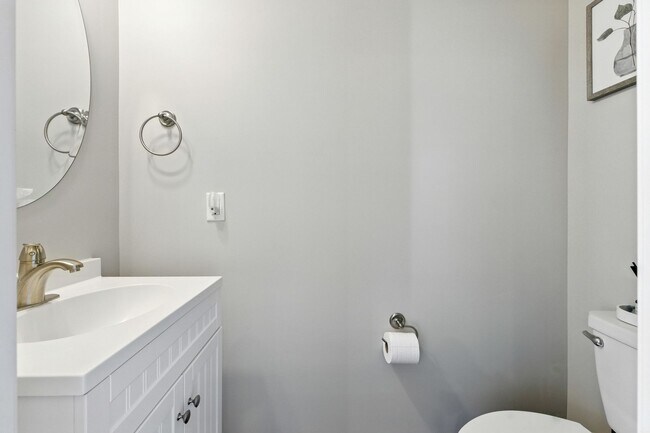 Building Photo - Immaculate Townhouse with Finished Basement