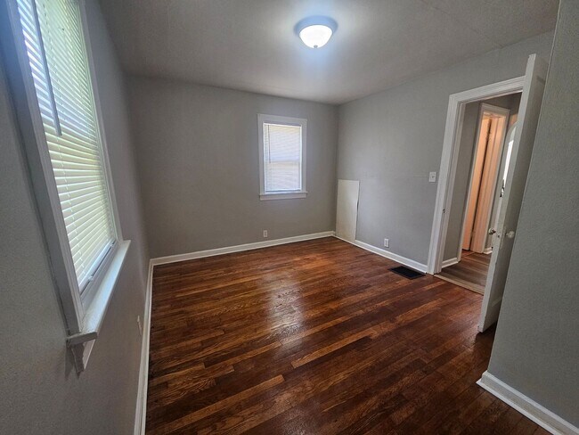 Building Photo - 2710 E 10th St