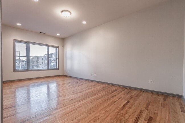 Building Photo - Stylish Bronzeville 2BR with Parking, Storage & Modern Finishes