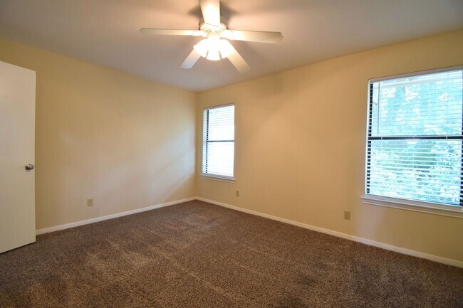 Building Photo - Hart Ln 6489