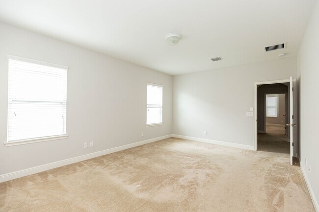 Building Photo - AVAILABLE ON 06/01 - 3 bedroom and 2.5 bat...