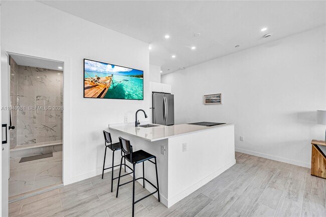 Building Photo - 1500 Bay Rd