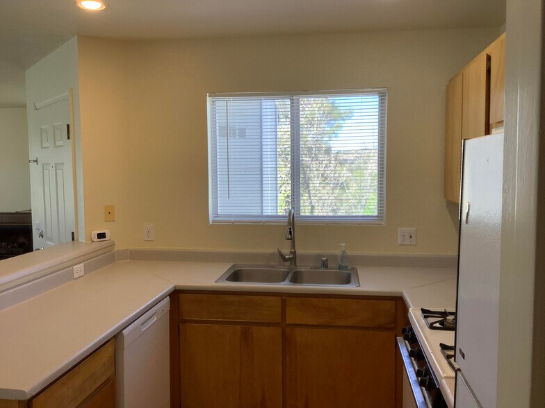 Building Photo - 604 N Bagby Dr