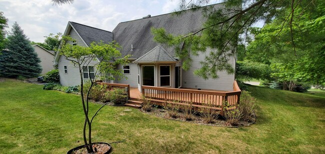 Building Photo - Spacious 5 Bedroom Executive Level Home