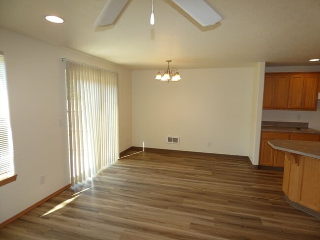 Building Photo - Rent Special: 1/2 Off February's - 3 Bed 2.5 Bath Duplex in Monmouth