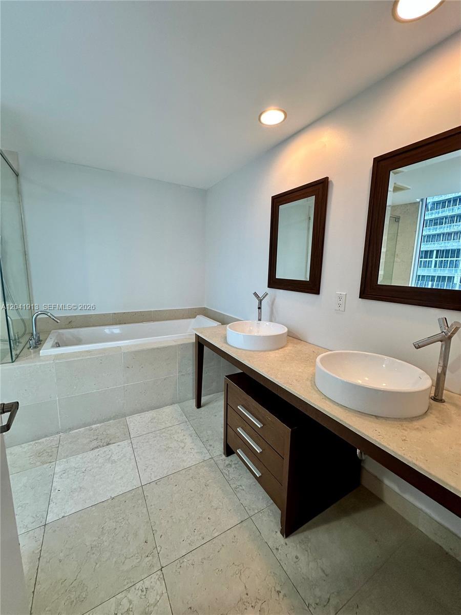 Building Photo - 495 Brickell