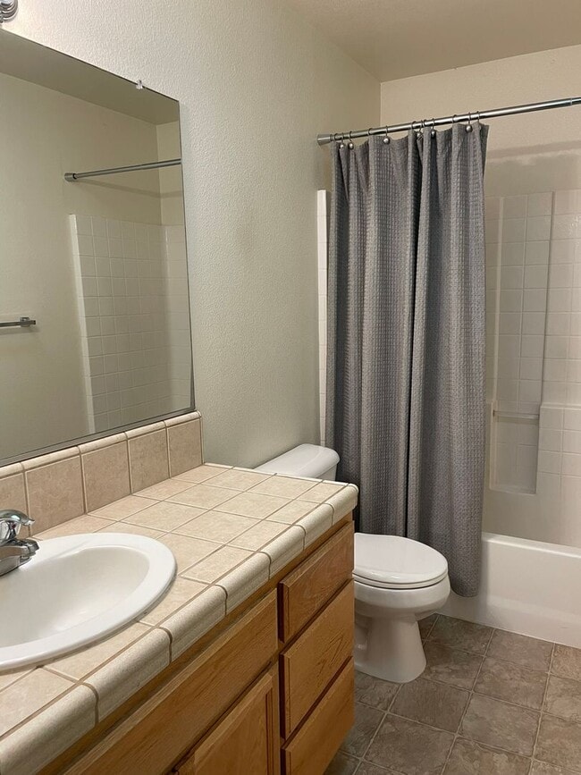 Building Photo - Spacious & Elegant 6-Bedroom, 3.5-Bath Hom...