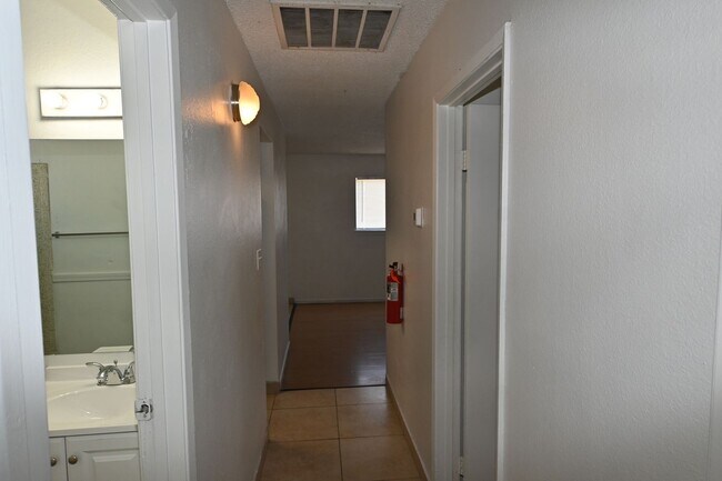 Building Photo - 2 Bedroom Apt- Downtown -  NO PETS