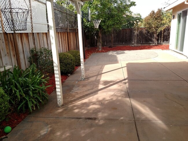 Building Photo - Beautiful Updated 4BD/3BA Two Story Home -...