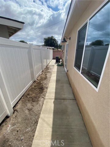 Building Photo - 2402 W Maple Ave