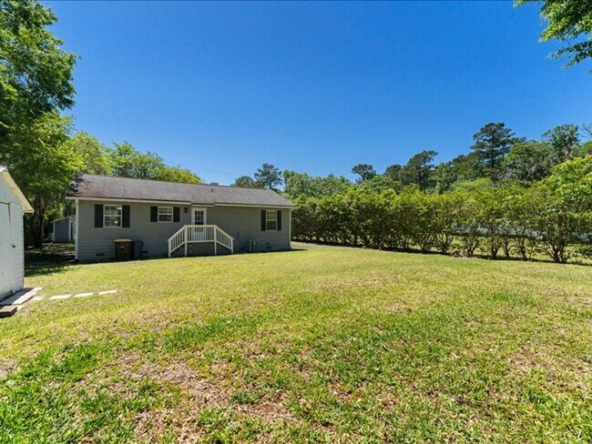 Building Photo - Charming 3 Bedroom Renovated Retreat: Cozy...