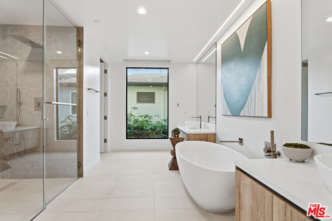 Building Photo - 725 Croft Ave