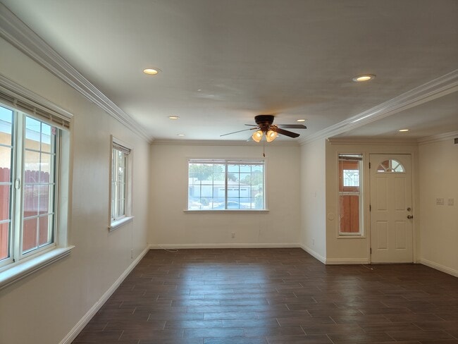 Building Photo - 627 E Woodbury Rd