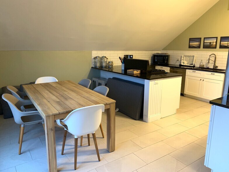 Building Photo - 378 Thames St