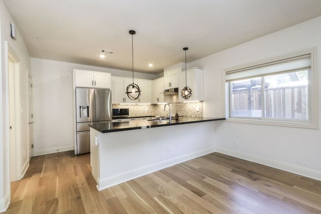Building Photo - Open and Bright 2 bed/ 1.5 bath town-home ...