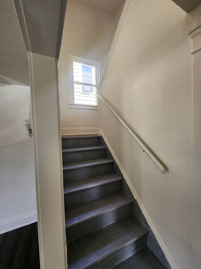 Building Photo - Charming 3-Bedroom Property in Prime Location