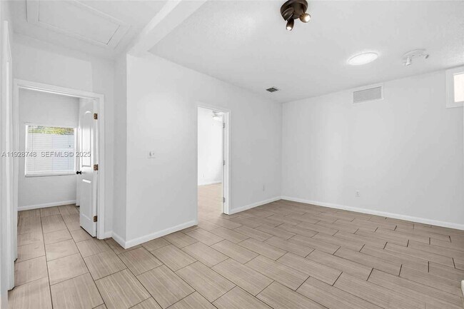 Building Photo - 521 NE 70th St