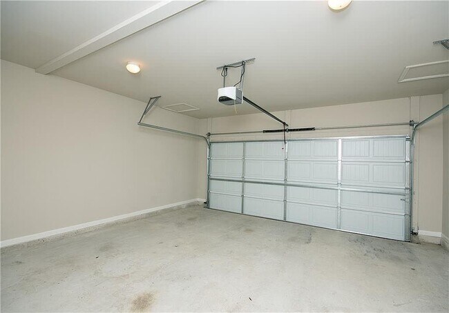 Building Photo - 7490 Silk Tree Pointe