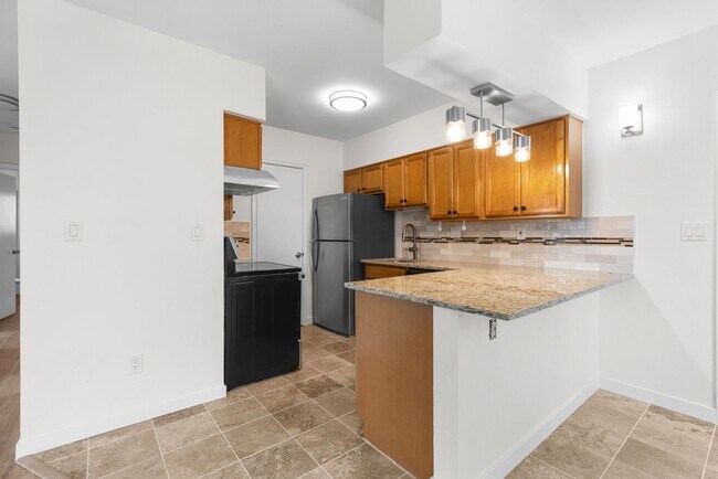 Building Photo - 625 Manhattan Pl