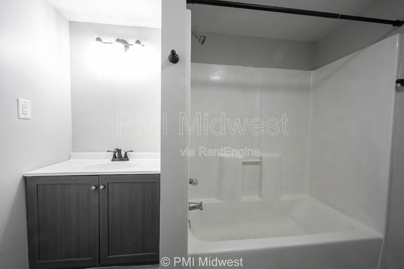 Building Photo - 955 N Traub Ave