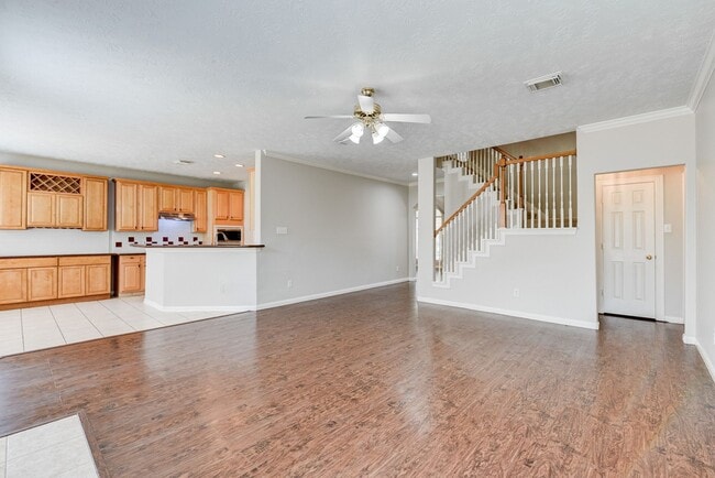 Building Photo - Beautiful 4 bedroom 2.5 bathroom with mass...