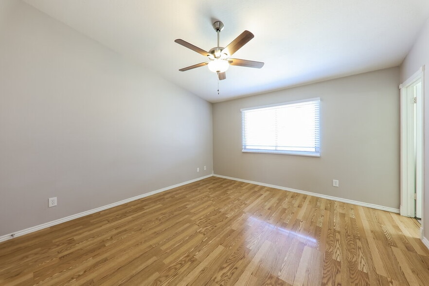 Building Photo - 7008 W Canterbury Dr