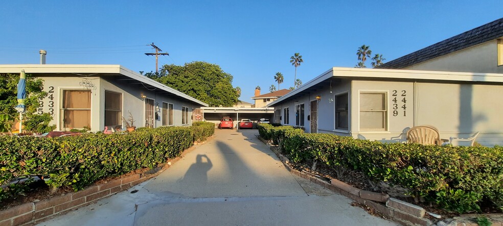 Carport parking for 1 car. Charming 4 plex 1 bedrooms. . - 2439 Pierpont Blvd