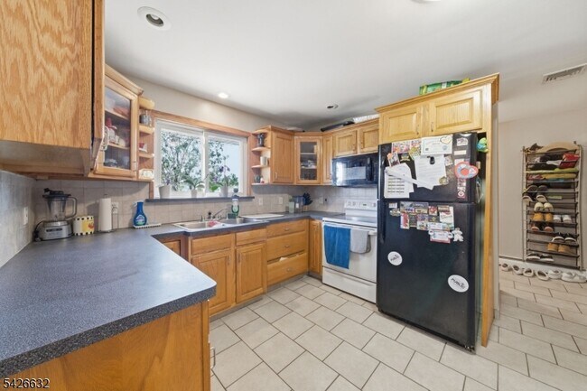 Building Photo - 131 Califon Rd