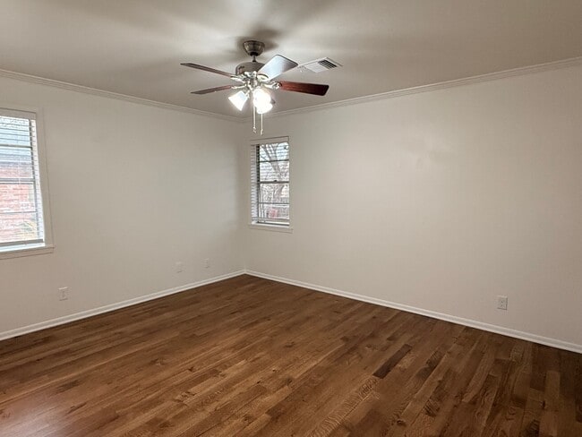 Building Photo - 204 Meadow Ln