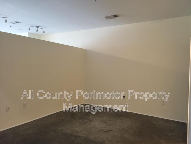 Building Photo - 560 Dutch Valley Rd NE