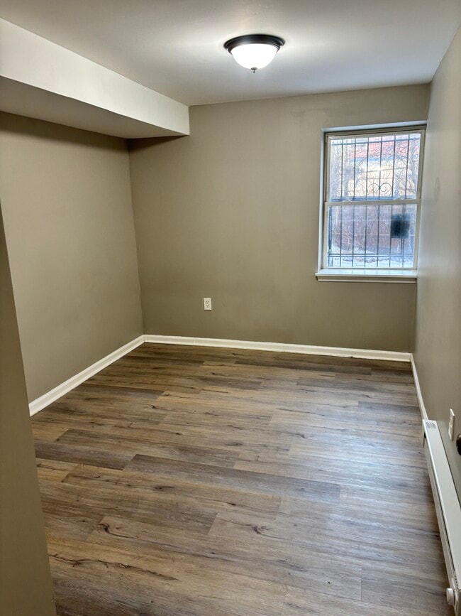 Building Photo - 505